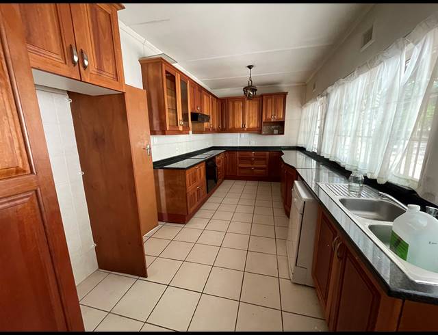5 BEDROOM HOUSE FOR SALE IN COWIES HILL